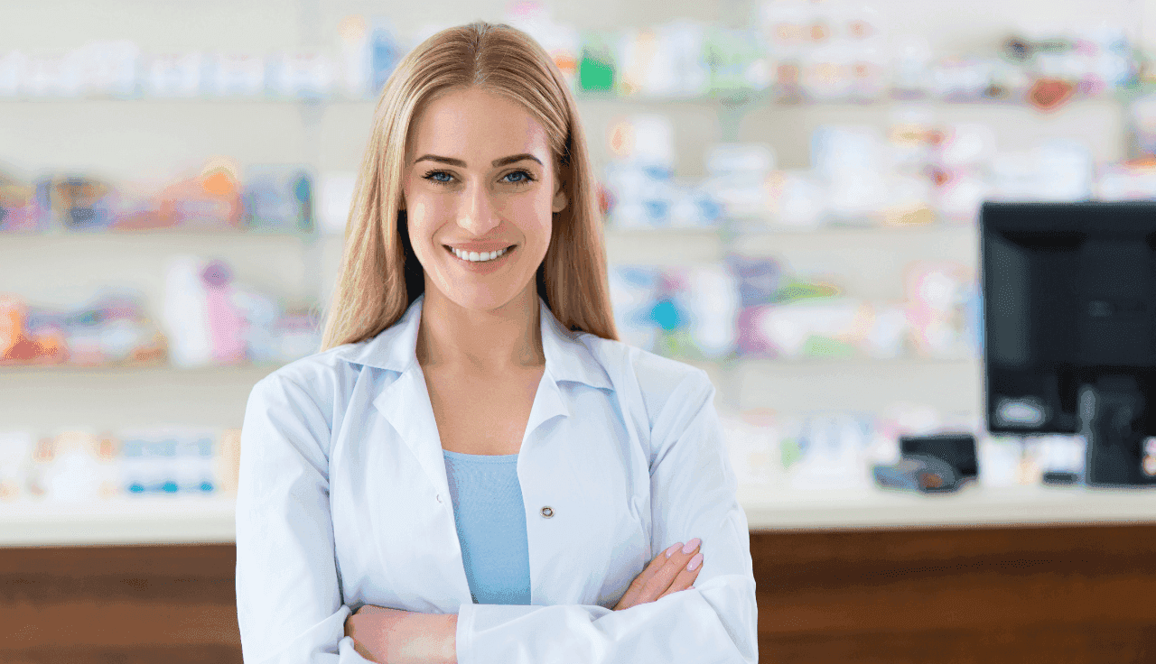 Apothekerin im weißen Kittel in einer Apotheke